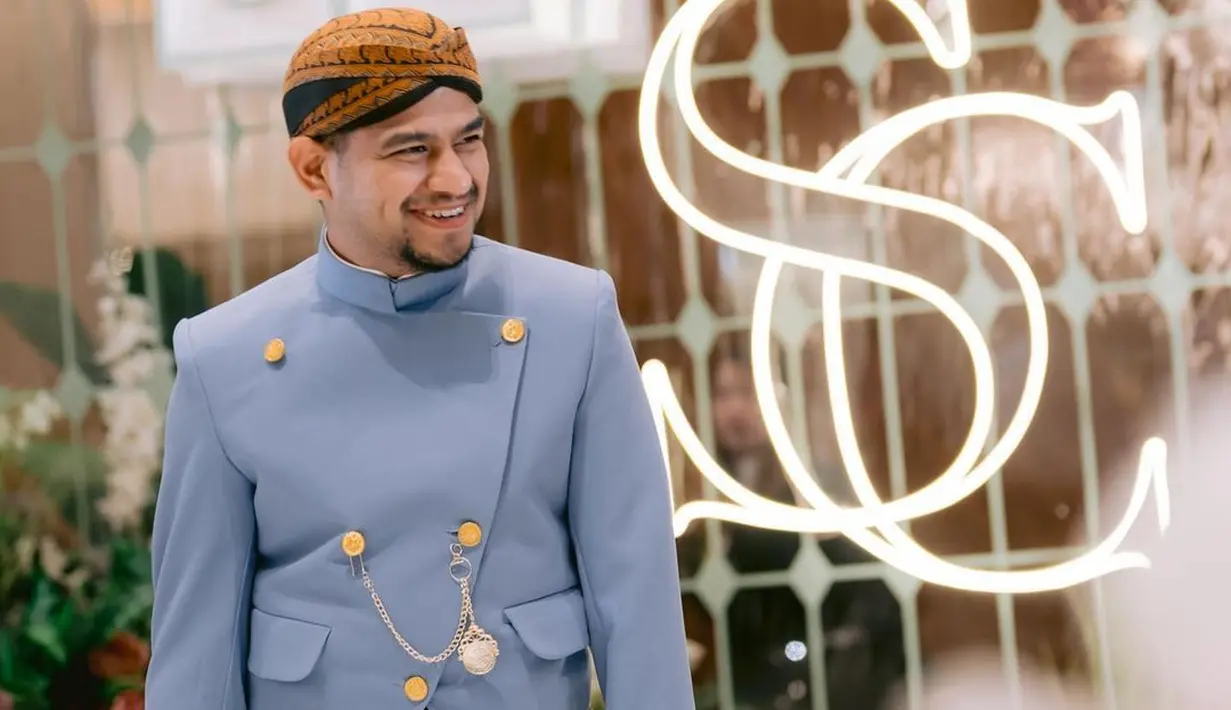 Tampilan kental akan nuansa Jawa, di momen akad nikah, Fadil Jaidi menggandeng Clarissa Putri menemui suaminya, mengenakan beskap hitam. [Foto: Instagram/fadiljaidi]