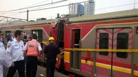 ‎Polisi memasang police line dan segera mengusut tabrakan 2 kereta rel listrik di Stasiun Juanda, Jakarta Pusat, Rabu (23/9/2015). (Liputan6.com/Nafiysul Qodar)