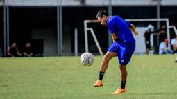 Dalam sesi latihan tersebut tampak hadir rekrutan anyar yang juga pemain berlabel bintang Arema FC yakni Evan Dimas. (Bola.com/Iwan Setiawan)