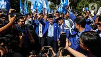 Ketua Umum Partai Amanat Nasional (PAN) Zulkifli Hasan saat memimpin rombongan petinggi PAN mengajukan berkas bakal calon anggota legislatif (Bacaleg) di Gedung KPU, Jakarta, Jumat (12/5/2023). PAN mendaftarkan 580 Bacaleg ke KPU. (Liputan6.com/Johan Tallo)