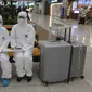 Petugas medis Universitas Nasional Chonnam menunggu mahasiswa China di Bandara Internasional Incheon, Korea Selatan, Selasa (25/2/2020). Korea Selatan menjadi negara dengan pasien virus corona (COVID-19) terbanyak di luar China. (AP Photo/Ahn Young-joon)