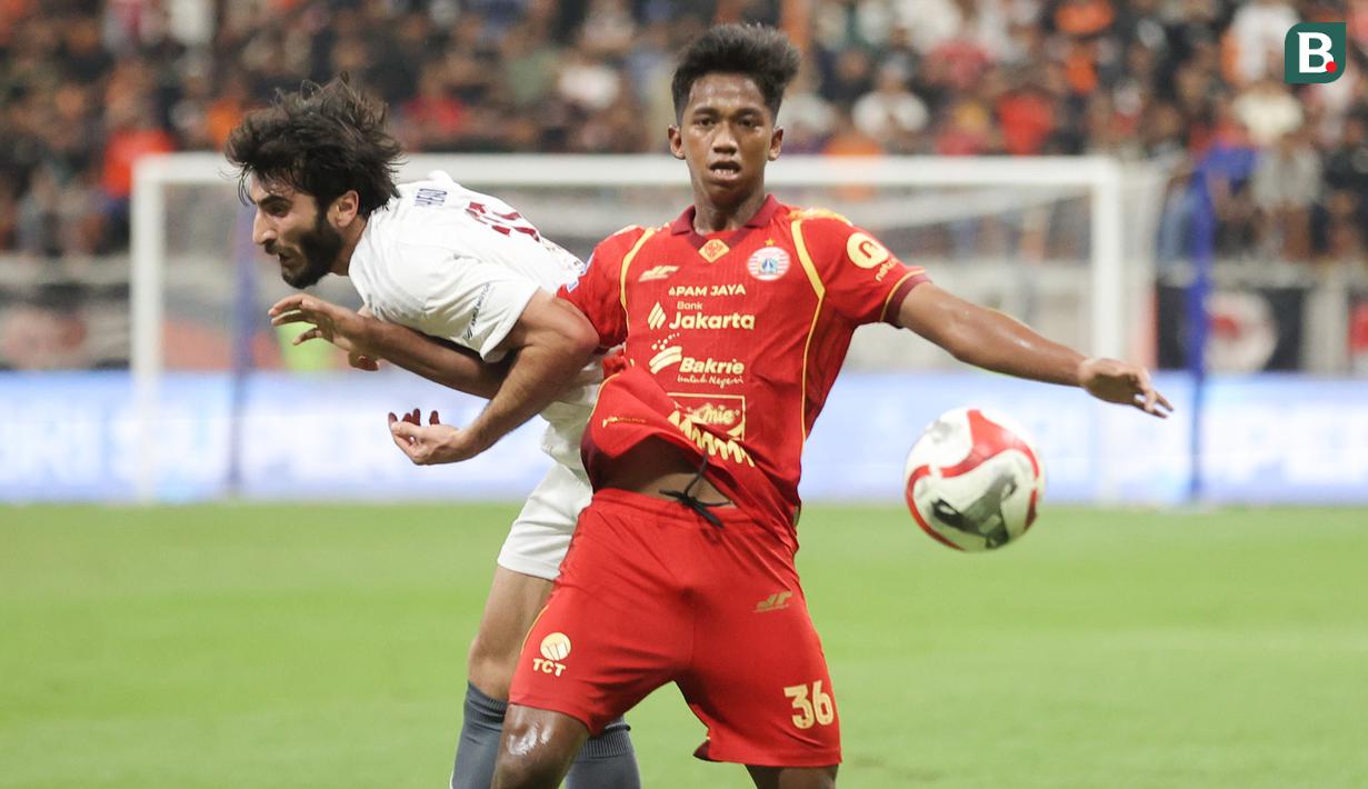 Duel antara Pemain Persija Jakarta, Aditya Warman (kanan) dan pemain PSM Makassar, Sheriddin Boboev (kiri) dalam pertandingan BRI Super League 2025/2026 yang digelar di Jakarta International Stadium, Jumat (20/2) malam WIB. (Bola.com/Abdul Aziz)