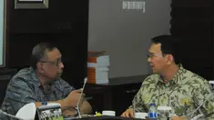 Suasana rapat persiapan menghadapi musim hujan dan antisipasi banjir di Kantor Kementerian PU dan Perumahan Rakyat, Jakarta, Senin (15/12/2014). (Liputan6.com/Herman Zakharia)