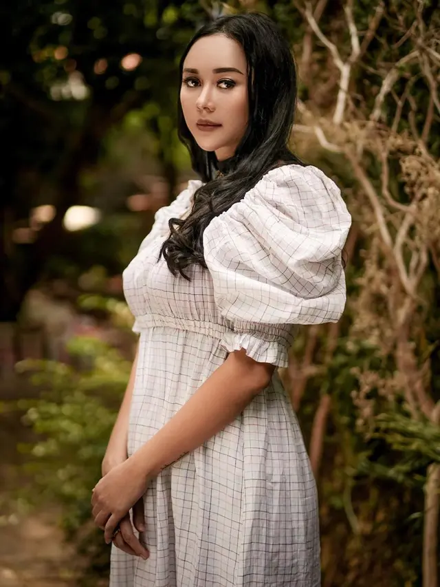 Gaya Aura Kasih Dalam Balutan Nuansa Vintage. (Sumber/jiangvivienne)