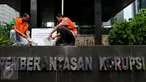 Anggota Koalisi Pemantau Peradilan melakukan aksi peletakan batu pertama pembangunan museum KPK di halaman KPK, Jakarta, Kamis (8/10/2015). Mereka memprotes DPR yang memasukan revisi UU KPK NO.30 th 2002 ke dalam Prolegnas (Liputan6.com/Andrian M Tunay)