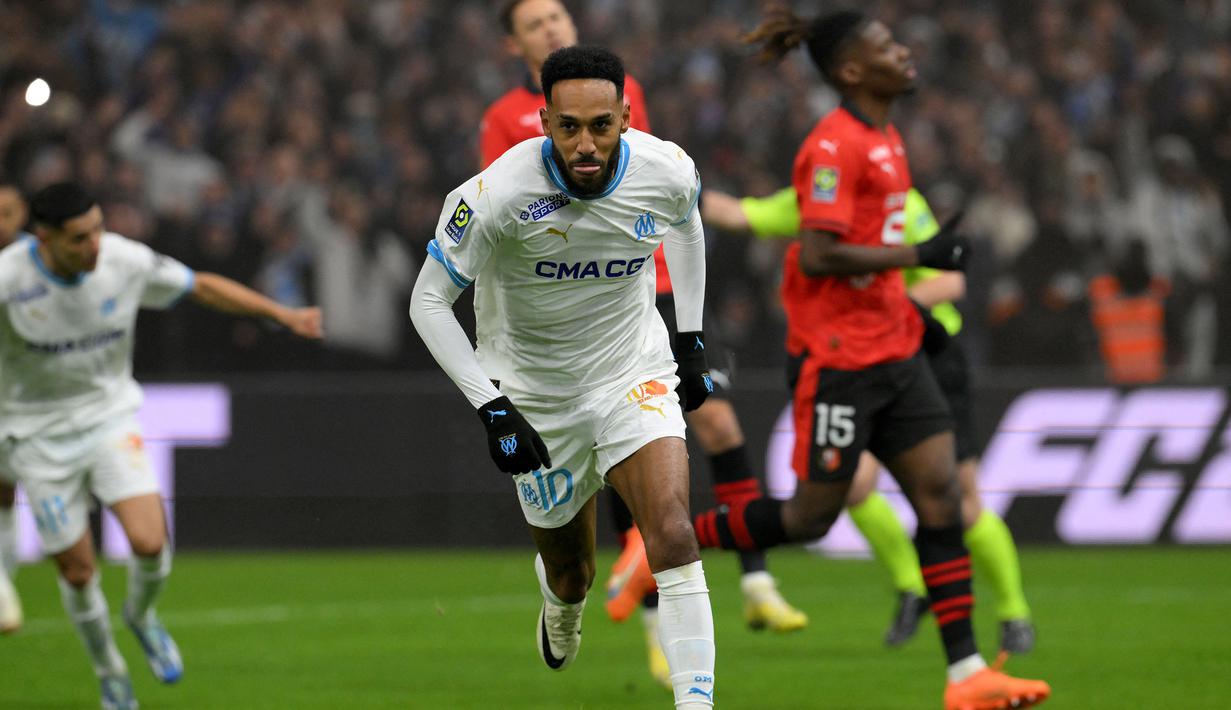 Tengah menjalani musim pertama bersama Olympique Marseille di Liga Prancis, Pierre-Emerick Aubameyang total telah menyumbang 9 gol dan 3 assist dari 19 laga di semua ajang kompetisi, termasuk satu kali hattrick yang dibuatnya ke gawang Ajax Amsterdam pada matchday kelima Grup B Liga Europa 2023/2024 (30/11/2023) dalam laga yang berkesudahan 4-3 untuk kemenangan Olympique Marseille. (AFP/Nicolas Tucat)