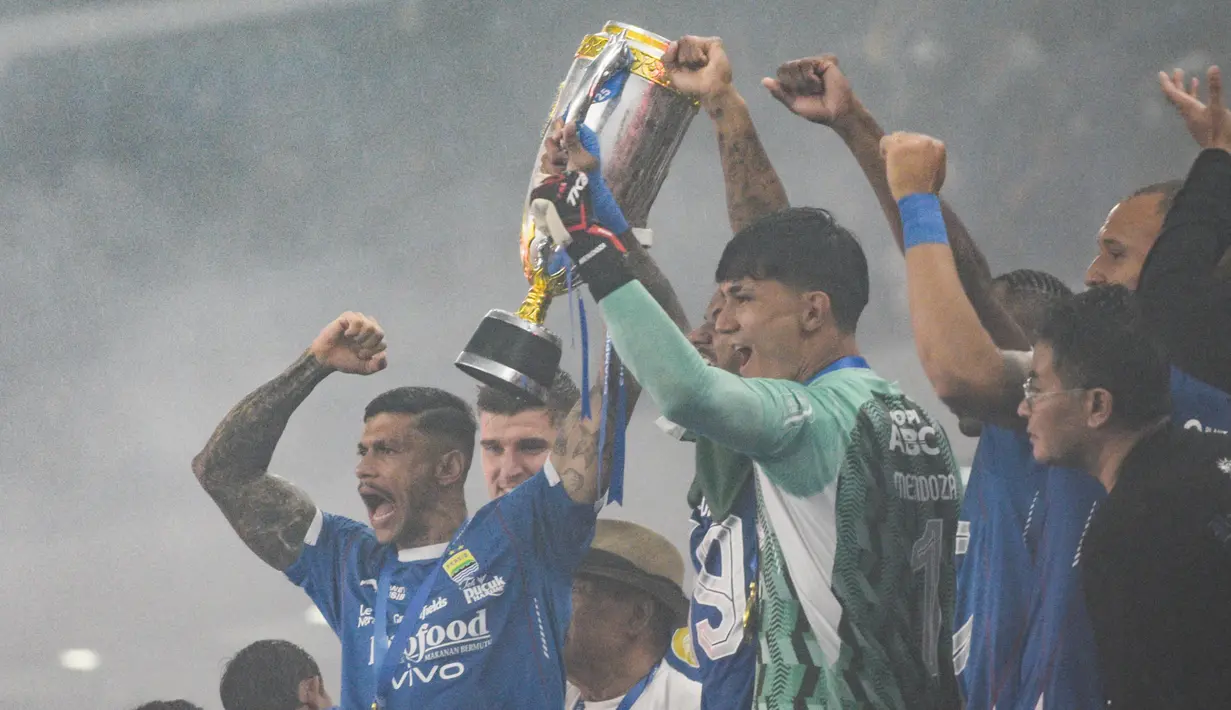 Pemain Persib Bandung merayakan gelar juara BRI Liga 1 Indonesia 2024-2025 setelah menang 3-2 atas Persis Solo pada laga pamungkas di Stadion Gelora Bandung Lautan Api (GBLA), Bandung, Jawa Barat, 24 Mei 2025. (Timur Matahari/AFP)
