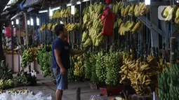 Aktivitas jual beli pisang di Pasar Lembang, Tangerang, Sabtu (3/10/2020). Pandemi Covid-19 berdamak pada permintaan pisang di pasar tersebut yang mengalami penurunan. (Liputan6.com/Angga Yuniar)