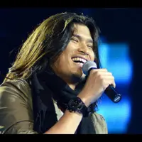 Lontong buatan Ibunda adalah makanan terlezat di dunia bagi Virza Idol.