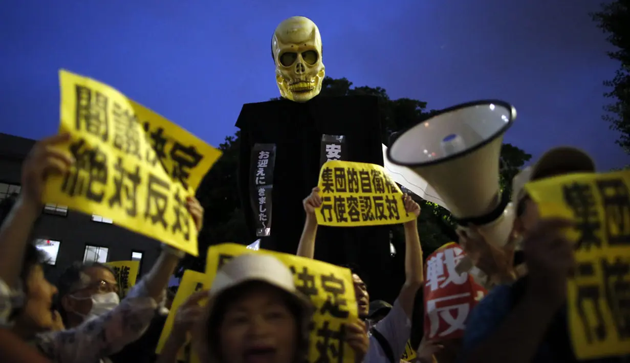 Rencananya, PM Shinzo Abe akan mempersiapkan pergeseran penting dalam kebijakan keamanan yang mengurangi kendala konstitusi di angkatan bersenjata Jepang, (30/6/2014). (REUTERS/Issei Kato)