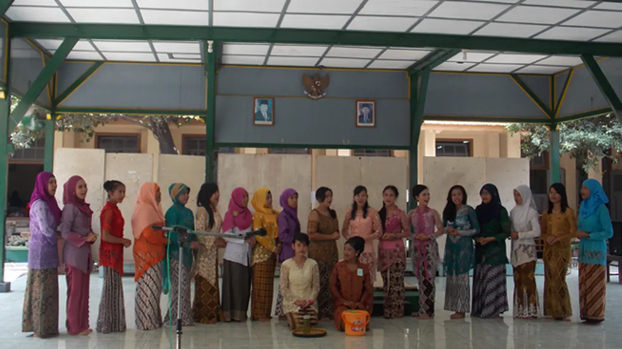 Jogja Ultah,  SMKN 1 Upacara Bendera Pakai Adat Jawa