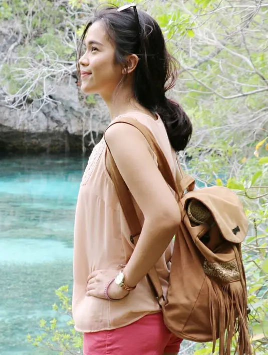 Tak cuma ke pantai, dirinya tetap manis saat memakai baju simpel saat traveling ke tempat yang wisata alam yang indah. Dengan baju berwarna peach dan celana pink, SInta masih terlihat bak ABG. (Liputan6.com/IG/@sisisinta)