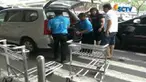 Petugas airport helper tidak menerima tips dan tidak ada tarif yang dikenakan pada penumpang.