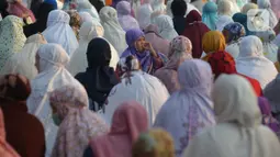 Umat Muslim menghadiri sholat Idul Fitri 1442 H di masjid Raya Al Arif, Jalan Stasiun Senen, Jakarta, Kamis (13/5/2021). Penerapan protokol kesehatan saat Sholat Idul Fitri yang ketat guna mencegah penyebaran Covid-19. (merdeka.com/Imam Buhori)