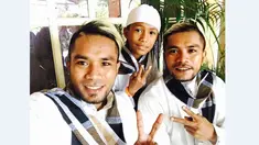 Pemain Persipura, Zulham Zamrun (kanan), selfie bersama adiknya yang pemain Pusamania Borneo FC, Zulvin Zamrun (kiri). 