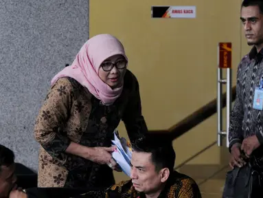 Direktur Jenderal Pemasyarakatan (Dirjen Pas) Sri Puguh Budi Utami (kerudung) berada di ruang tunggu gedung KPK sebelum pemeriksaan, Jakarta, Jumat (24/8). Sri diperiksa dalam kasus dugaan suap yang terjadi di Lapas Sukamiskin. (Merdeka.com/Dwi Narwoko)