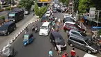 Kendaraan roda empat parkir di bahu Jalan Pramuka, Jakarta, Jumat (20/11). Banyaknya kendaraan pribadi yang parkir di kawasan tersebut menjadi salah satu penyebab kemacetan. terutama saat pagi hingga siang hari. (Liputan6.com/Immanuel Antonius)