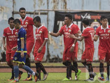 Para pemain Persija Jakarta merayakan gol yang dicetak Sandy Sute ke gawang Cilegon FC pada laga uji coba di Stadion Krakatau Steel Cilegon, Banten, Sabtu (18/3/2017). Persija menang 1-0 atas Cilegon United. (Bola.com/Vitalis Yogi Trisna)