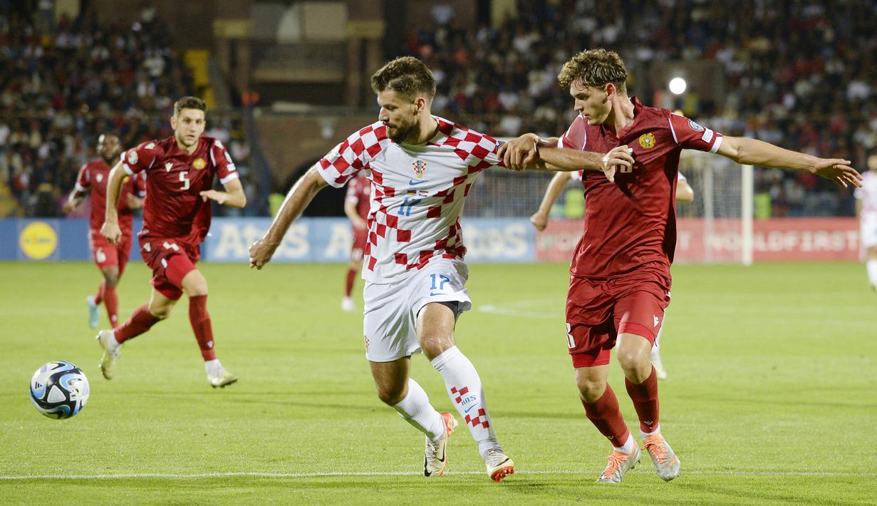 Pemain Kroasia, Bruno Petkovic, berebut bola dengan pemain Armenia, Georgi Arutiunian, pada laga Kualifikasi Euro 2024 di Stadion Vazgen Sargsyan Republican, Armenia, Senin (11/9/2023). Kroasia menang dengan skor 1-0. (AFP/Karen Minasyan)