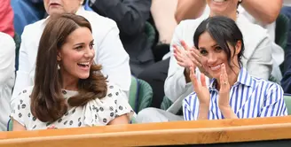 Kate Middleton dan Meghan Markle akhirnya tampil bersaa di pertandingan tenis perempuan, Wimbledon. (Getty Images - Karwai Tang/Comsopolitan)