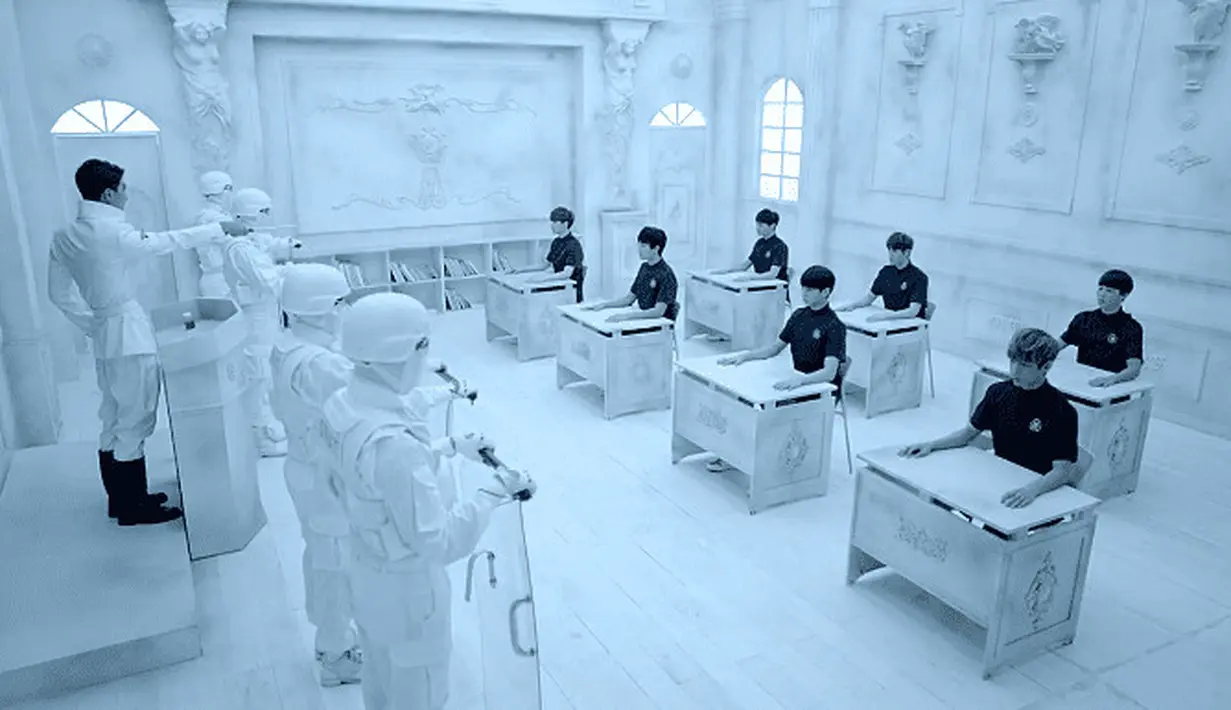 Pada MV NO, BTS memutuskan untuk mengambil tema sci-fi. Para personel BTS terlihat duduk di bangku, dan mereka tampak seperti robot. (Foto: soompi.com)