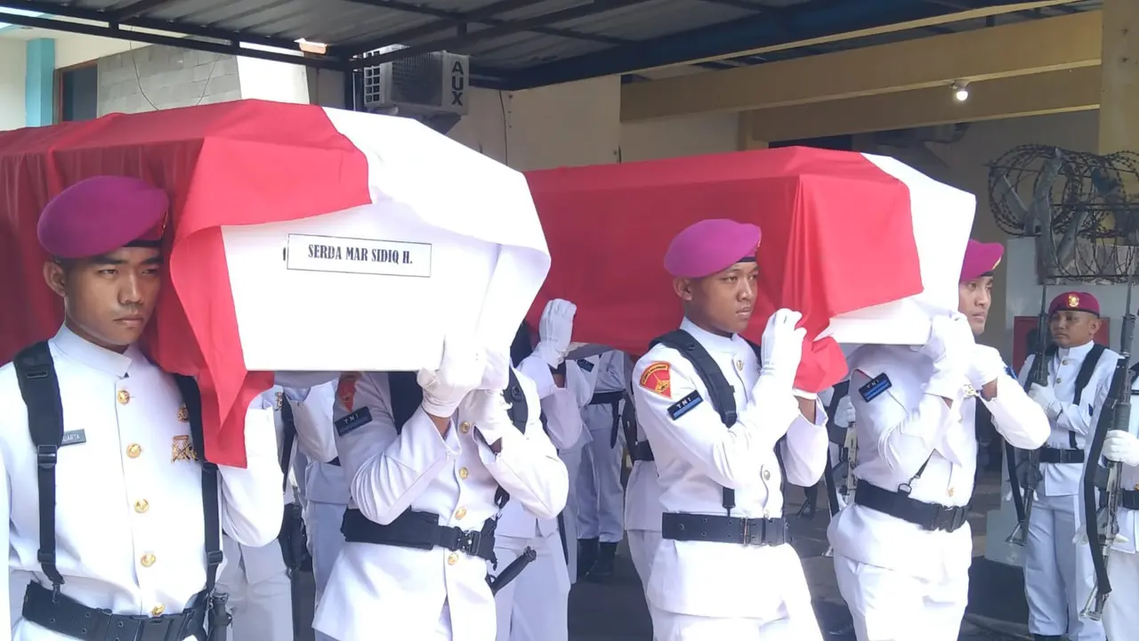 Dua prajurit Marinir asal Lampung yang menjadi korban tanah longsor di Cisarua tiba di Bandara Raden Inten II. (Istimewa)