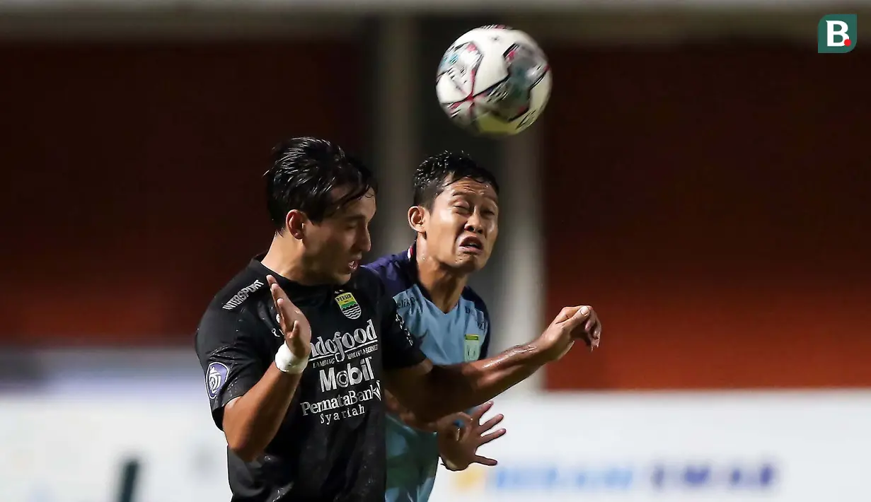 Meski masih saling menekan, tidak ada tambahan gol yang tercipta. Kedudukan sementari 3-1 untuk Persib Bandung ini masih bertahan sampai turun minum. (Bola.com/Bagaskara Lazuardi)