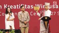 Presiden Joko Widodo berbincang dengan peserta saat membuka pameran Kriyanusa Dewan Kerajinan Nasional 2017, di JCC, Jakarta, Rabu (27/9). Kriyanusa 2017 yang diselenggarakan oleh Dewan Kerajinan Nasional (Dekranas). (Liputan6.com/Angga Yuniar)