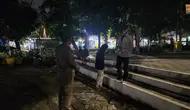 Satpol PP Kota Depok saat membubarkan muda mudi yang sedang berpacaran hingga larut malam di Taman Merdeka, Sukmajaya, Depok. (Liputan6.com/Dicky Agung Prihanto)