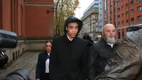 Pemain Manchester United (MU) Maason Greenwoodd tiba di Minshull Street Crown Court di Manchester,&nbsp;21 November 2022, untuk sidang pendahuluan atas tuduhan percobaan pemerkosaan, perilaku mengontrol dan memaksa, serta penyerangan. (Lindsey Parnaby / AFP)