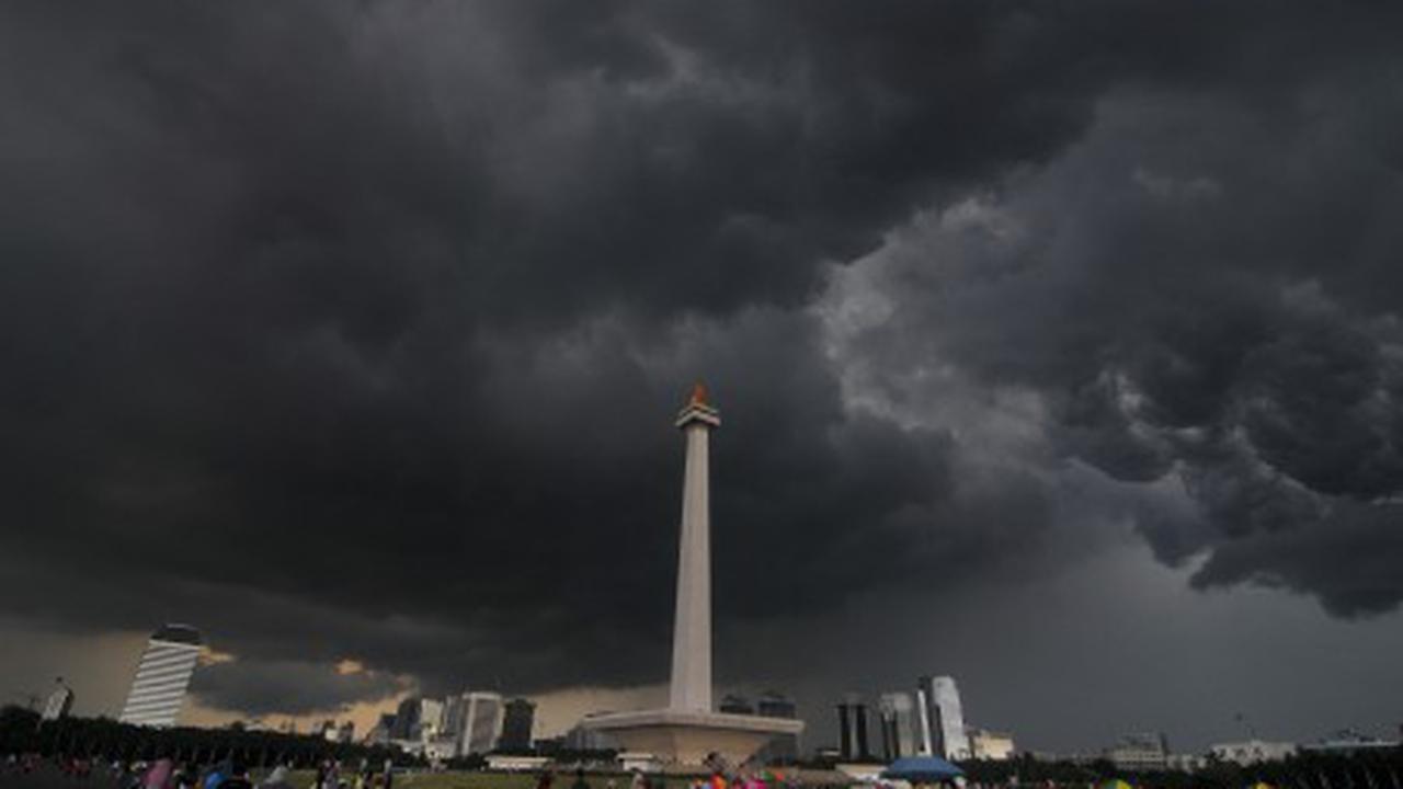 Monas berawan