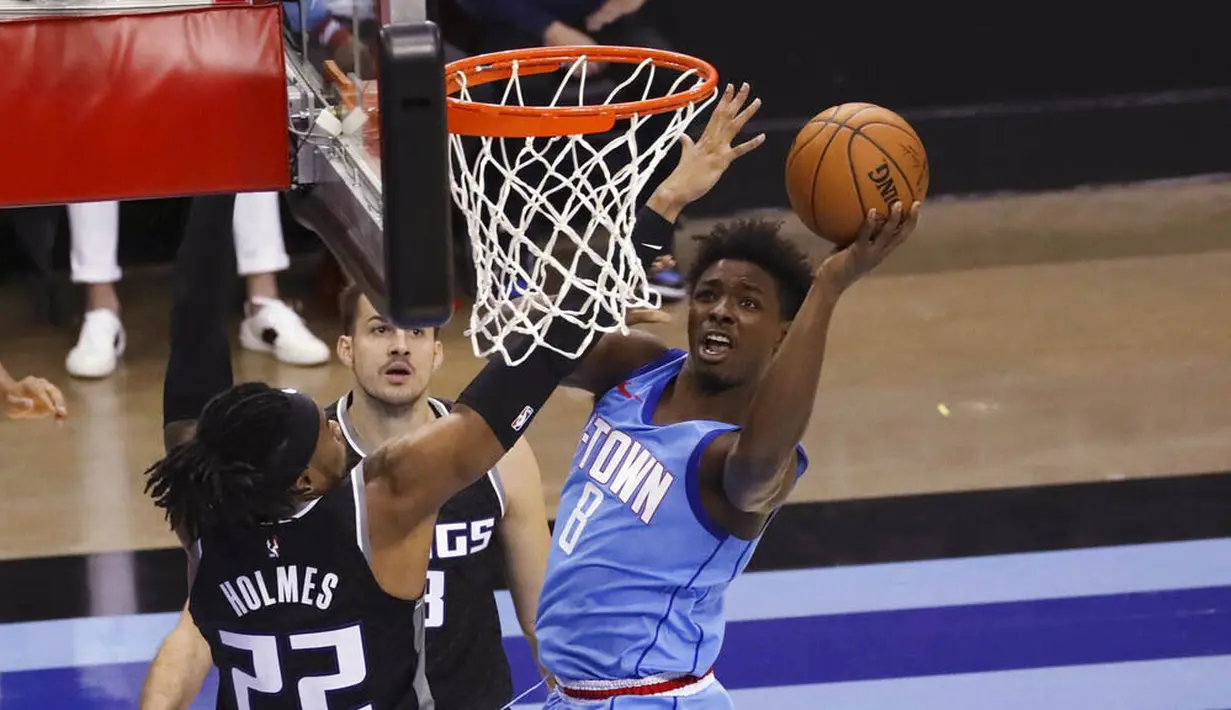 Pebasket Houston Rockets, Jae'Sean Tate, memasukan bola saat melawan Sacramento Kings pada laga NBA, Jumat (1/1/2021). Houston Rockets menang dengan skor 122-119. (AP/Richard Carson)