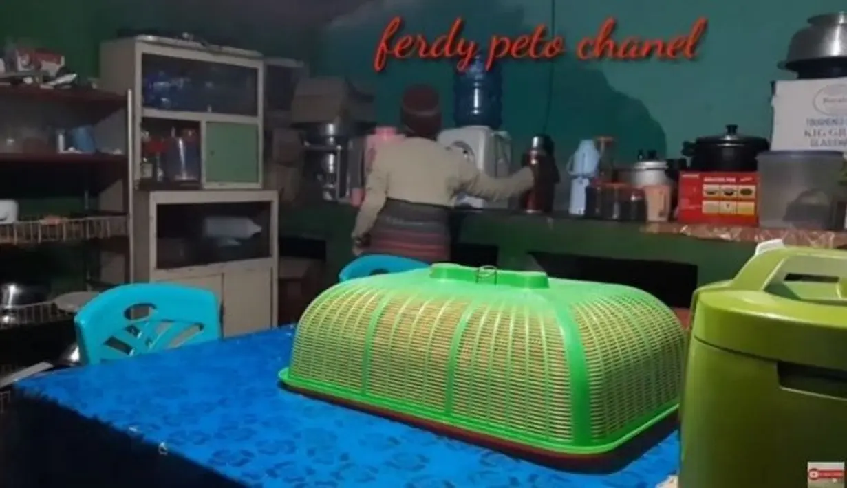Keluarga masih kerap berkomunikasi dengan Onyo, panggilan Betrand. Rumah makan ini pernah jadi saksi perjuangan Onyo dan keluarga. [YouTube Ferdy Peto Channel]