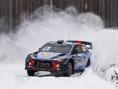 Pebalap Hyundai i20 Coupe WRC asal Belgia, Thierry Neuville, memacu mobilnya melintasi salju pada Reli Swedia 2017 di Torsby, Swedia, Jumat (10/2/2017). (EPA/Nikos Mitsouras)