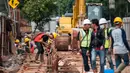 Pekerja menyelesaikan proyek underpass di Jalan RA Kartini, Metro Pondok, Lebak Bulus, Jakarta, Rabu (22/3). Pembangunan underpass ini untuk mengurai kemacetan di perempatan Lebak Bulus (Liputan6.com/Gempur M Surya)