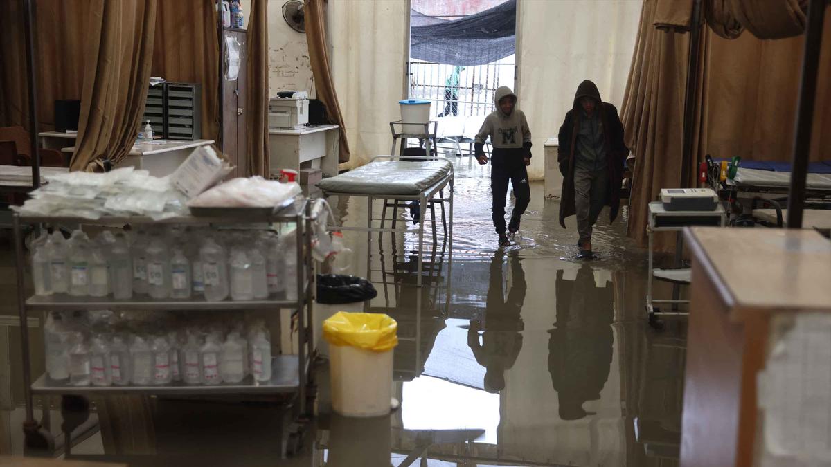 Hujan Deras, Genangan Air Rendam Tenda Darurat Rumah Sakit Nasser Khan Yunis Gaza Selatan