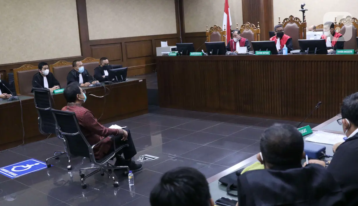 Terdakwa eks Wakil Ketua DPR RI Azis Syamsuddin menjalani sidang di Pengadilan Tipikor, Jakarta, Senin (6/12/2021). Azis menjalani sidang perdana pembacaan surat dakwaan JPU KPK terkait dugaan suap pengurusan perkara yang sedang ditangani KPK di Lampung Tengah. (Liputan6.com/Angga Yuniar)