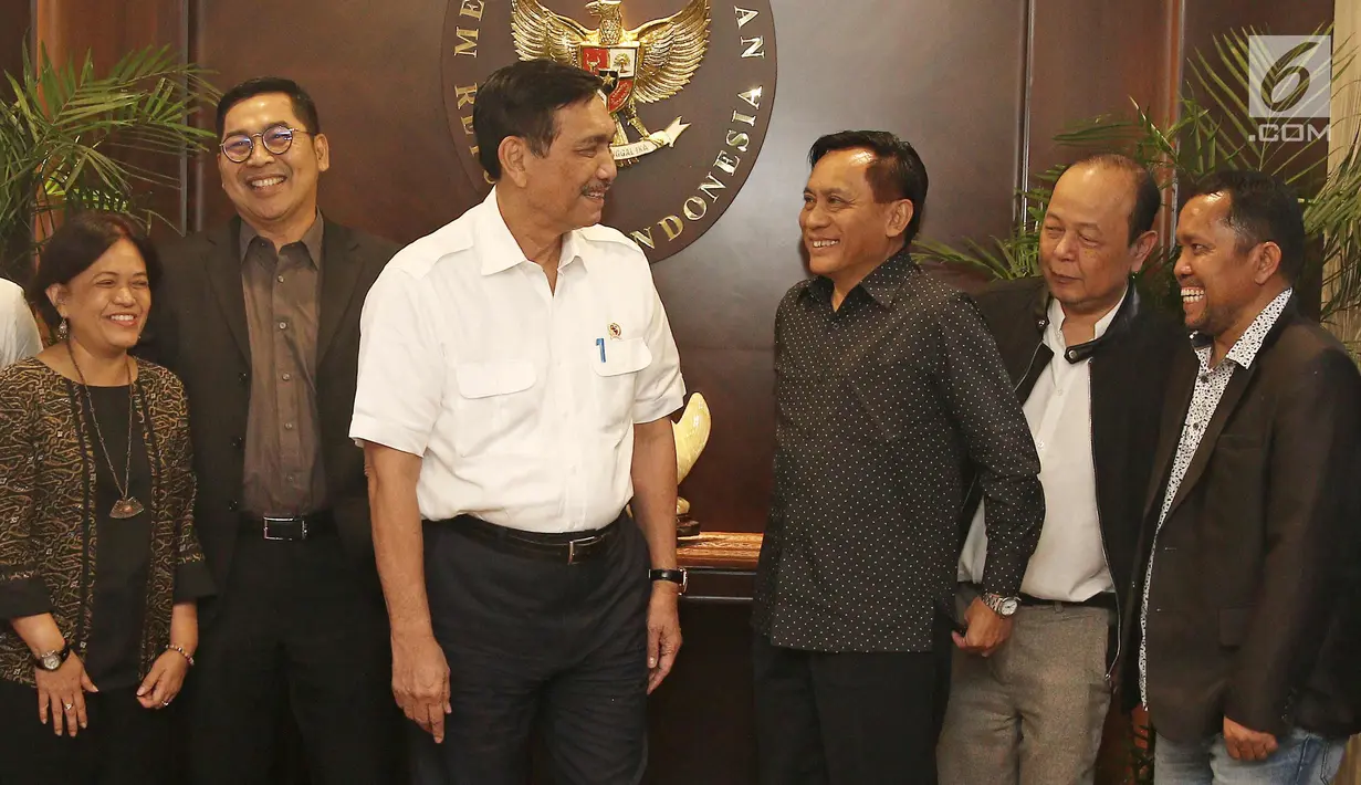 Menteri Koordinator Bidang Kemaritiman RI, Luhut Binsar Pandjaitan berbincang dengan jajaran EMTEK Group di gedung Kementerian Koordinator Bidang Kemaritiman, Jakarta, Rabu (7/3). (Liputan6.com/Herman Zakharia)