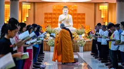 Para umat berdoa saat Hari Raya Waisak yang memperingati kelahiran, pencerahan, dan wafatnya Buddha Gautama, di Kuil Buddha Sakyamuni, Banda Aceh pada Minggu 31 Mei 2026. (CHAIDEER MAHYUDDIN/AFP)