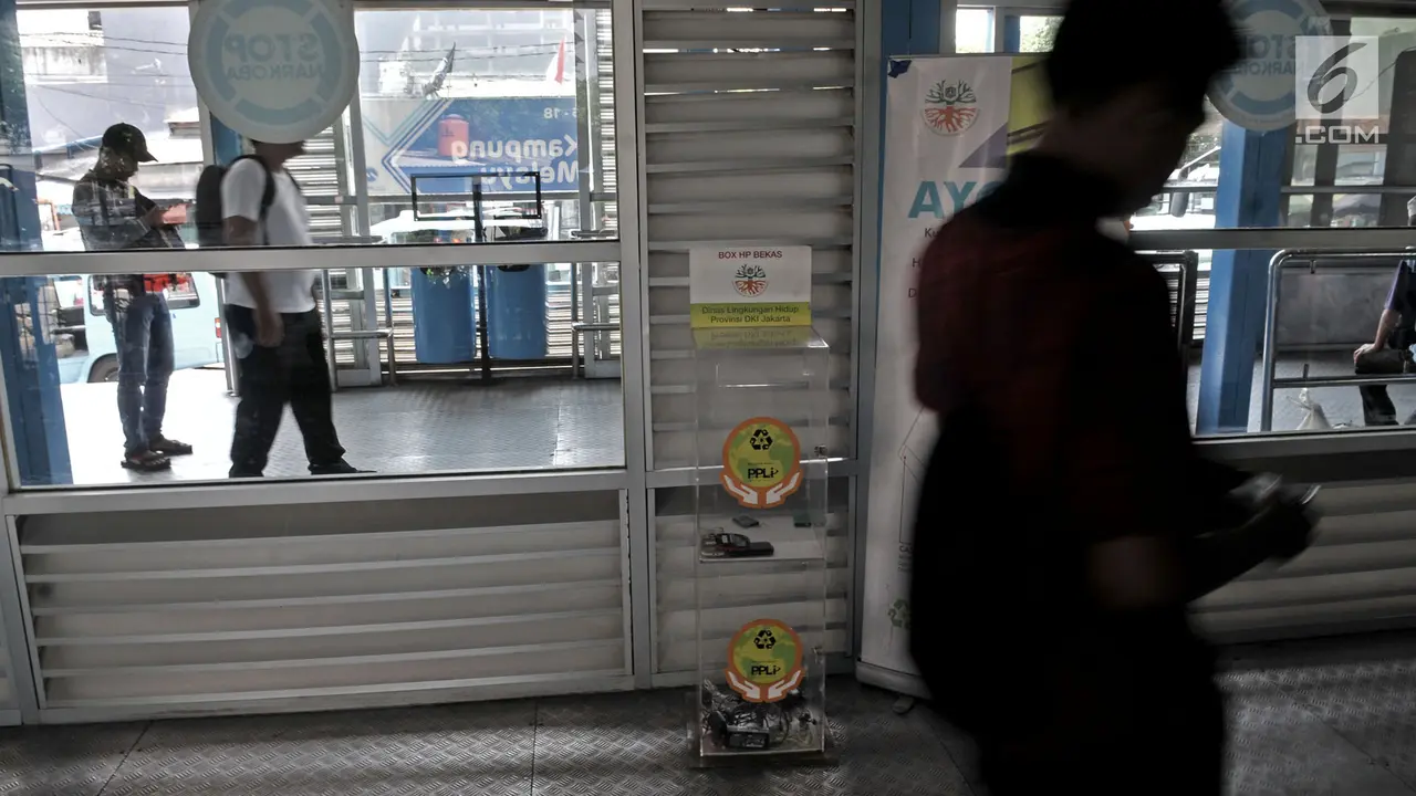 Halte Transjakarta Kini Sediakan Kotak Penampung Sampah Elektronik