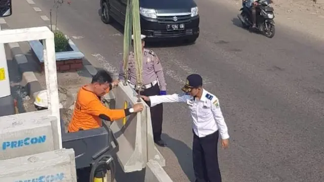Petugas menutup putaran balik atau U-turn.