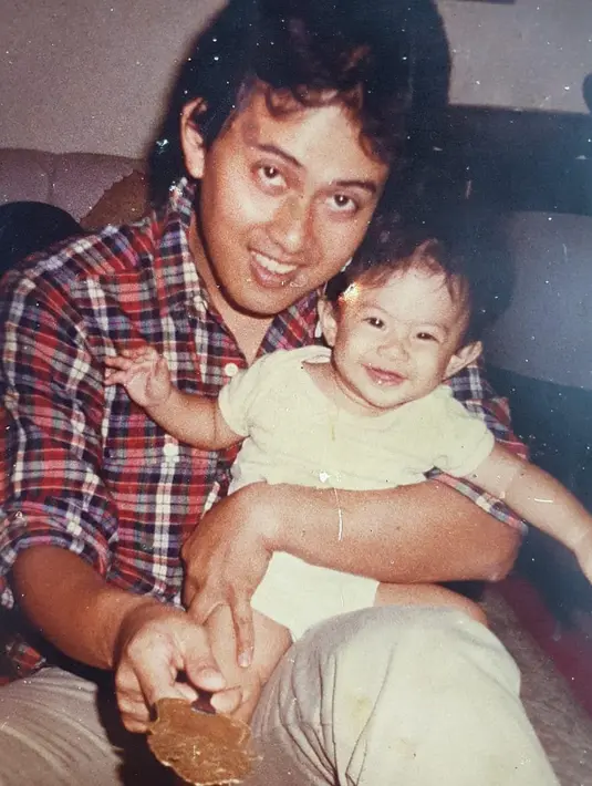 Berada di pangkuan sang ayah, Dian Sastro kecil terlihat begitu bahagia. (Foto: Instagram.com/therealdisastr)