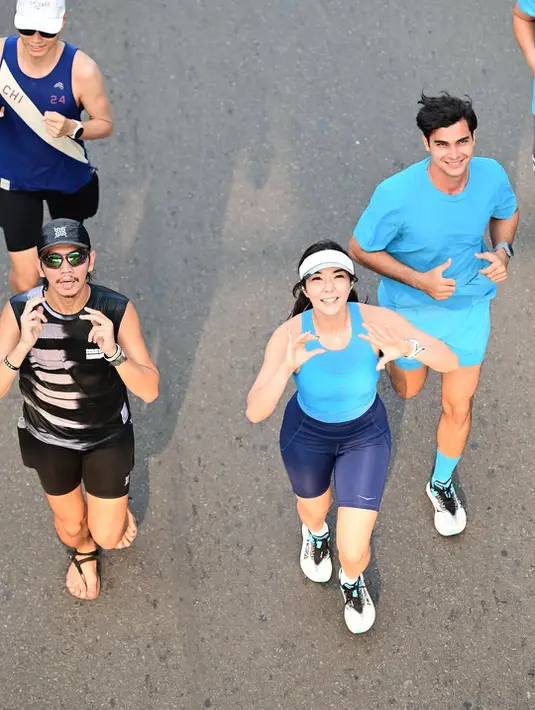 Tak hanya sekadar kenakan busana yang kompak, Gisel dan Brian pun kenakan sepatu lari kembar [@gisel_la]