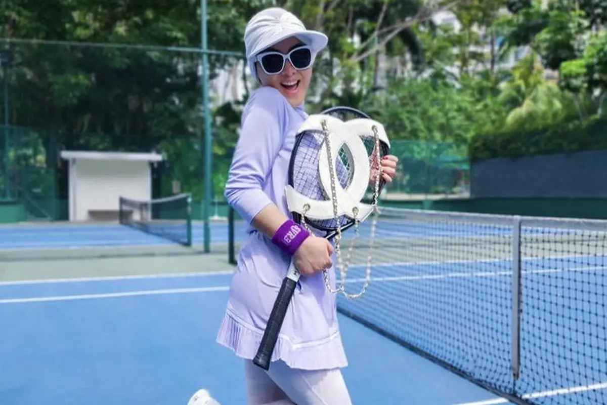 Tampilan Baju Olahraga Syahrini saat Bermain Tenis