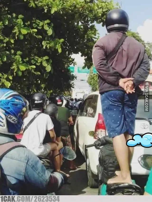 6 Tingkah Pengemudi saat Coba Santai di Kemacetan Ini Kocak