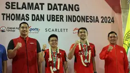 Kapten tim bulu tangkis putra Indonesia untuk Thomas Cup 2024, Fajar Alfian (tengah kanan) dan kapten tim bulu tangkis putri Indonesia untuk Uber Cup 2024, Apriyani Rahayu (tengah kiri) berfoto bersama dengan Sekjen PP PBSI, Fadil Imran dan Menpora Dito Ariotedjo di Gedung VVIP Terminal 3 Bandara Soekarno Hatta, Tangerang, Banten, Senin (06/05/2024). (Bola.com/M Iqbal Ichsan)