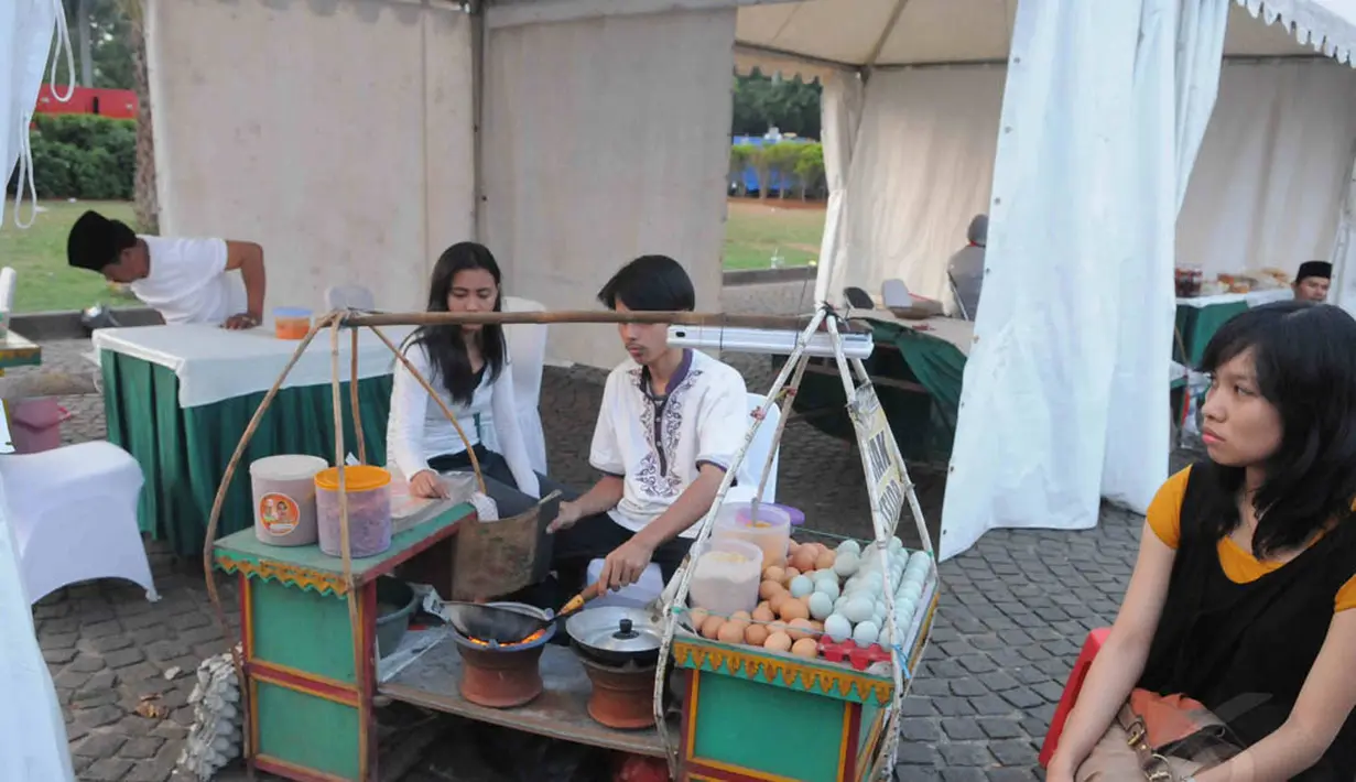Kuliner khas betawi, kerak telor ikut berpartisipasi dalam acara Lebaran Betawi, Jakarta, (13/9/14). (Liputan6.com/Herman Zakharia)