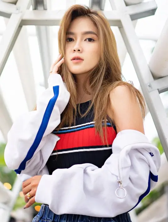 Tampil sporty dengan jacket putih yang dipadukan kaus tanpa lengan, gaya santai Shanice Margaretha Lie ini juga bisa digunakan untuk hangout. Bahkan, tak sedikit netizen yang memberikan pujian melalui akun Instagram pribadinya. (Liputan6.com/IG/@margarethalie)