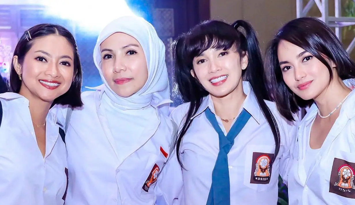 "Anak SMA banget mukanya kak Ririn," tulis seorang netizen di kolom komentar Instagram. "Kayak masih ABG, masih cocok kakak pakai seragam sekolah," tulis netizen lain. (Instagram/ririnekawati)
