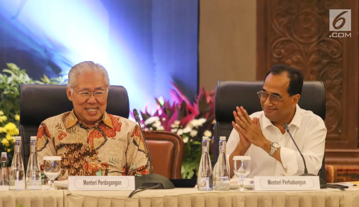Menteri Perdagangan Enggartiasto Lukita dan Menhub Budi Karya Sumadi saat akan mengikuti Rakor di Gedung BI, Jakarta, Rabu (4/9/2019). Rakor Pemerintah, Pemerintah Daerah, dan BI membahas Pengembangan Industri Manufaktur untuk meningkatkan pertumbuhan ekonomi. (Liputan6.com/Angga Yuniar)